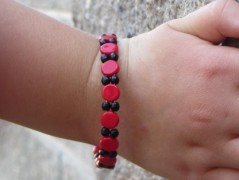 Černý saténový kvítek