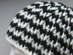 Černý saténový kvítek