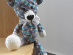 Černý saténový kvítek