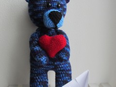 Černý saténový kvítek