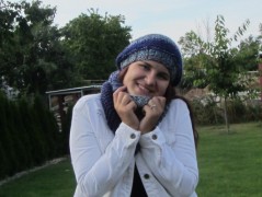 Černý saténový kvítek