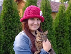 Černý saténový kvítek