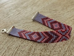 Černý saténový kvítek