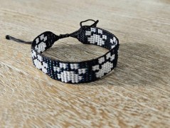 Černý saténový kvítek