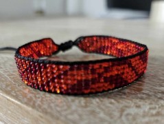 Černý saténový kvítek