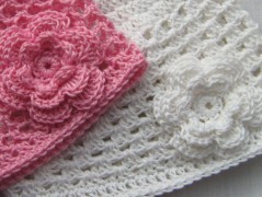 Černý saténový kvítek