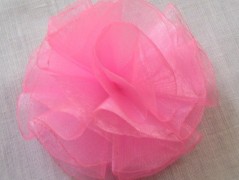 Černý saténový kvítek