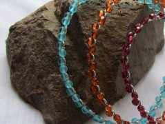 Černý saténový kvítek