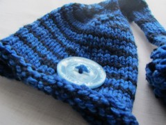 Černý saténový kvítek