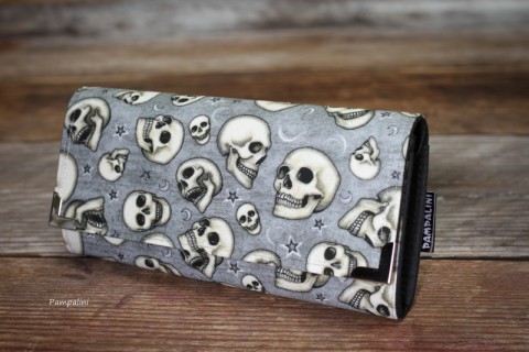 Lebky na šedé kabelka dárek peněženka barevné peníze bublinky drobné karty 