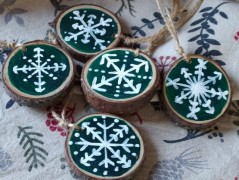 bílé šaty s kanýrama