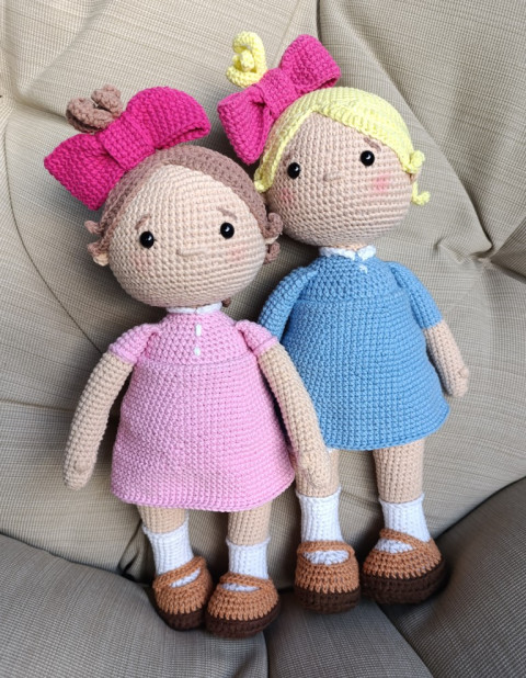 panenka s mašlí dekorace panenka pokojíček hračka mazlíček 