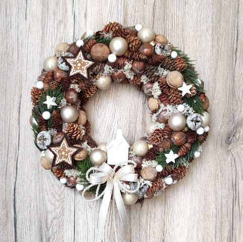 Vánoční v. s  perníčky hnědý ořech zima vánoce vánoční zimní domeček bílý smetanový stromeček hvězdička sněhová vločka adventní baňka christmas winter dekorace věnec advent 