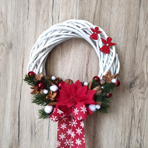 V. s vánoční hvězdou červená ořech dekorace vánoce vánoční skořice věnec anděl andílek bílý proutěný advent vánoční hvězda adventní christmas wreath 