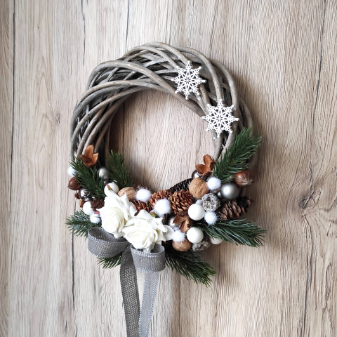 Vánoční v. do šebobílé dekorace vánoce vánoční růže věnec šedý bílý proutěný sněhová vločka adventní baňka christmas wreath avent 
