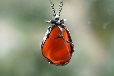 Volání jara (karneol) náhrdelník přívěsek cín kytička řetízek karneol přívěs amulet mosaz 