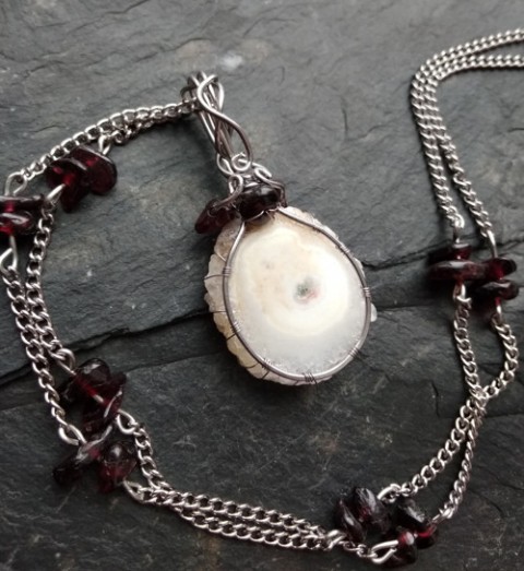 Křišťálová růže s granátky šperky dárek svátek výročí řetízek nerez ocel minerály wire-wrapping kameny drátkování ruční výroba pro ženy hand-made 