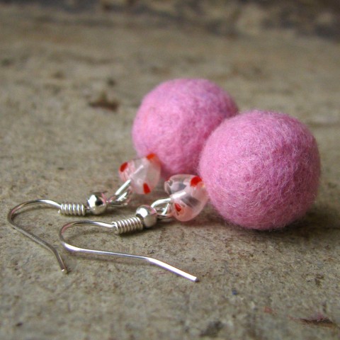 Plstěnky - srdíčkové srdce náušnice koule kuličky růžová srdíčko stříbrná kulička vlna růžové stříbrné merino rouno plstěné kouličky kov.komponenty 