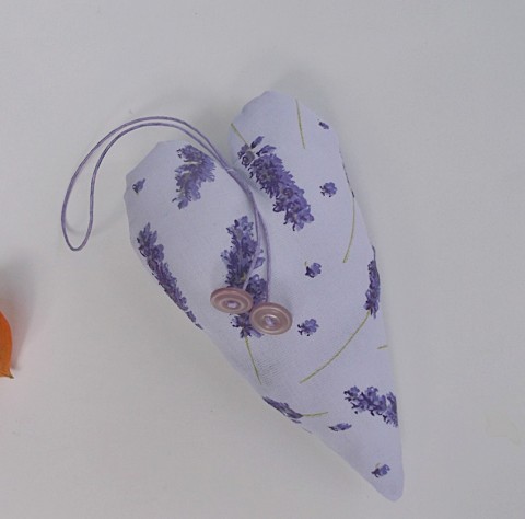 srdíčko s levandulí- lila srdce dárek vánoce levandule fialová srdíčko bílá srdíčka růže žlutá bylinky béžová lila růžičky barevný veselý šatník proti molům moly 