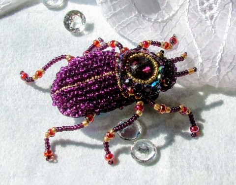 Brouk fialový brož brož_korálkování_šperk_hmyz_brou 