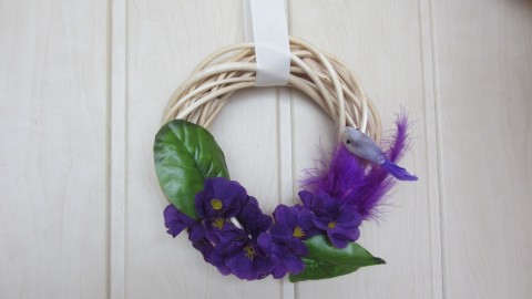 Věneček - Rozkvetlé fialky dekorace pták ptáček mašle jarní svátek věnec jaro věneček velikonoce fialka fialky proutí peří svátky floristika korpus proutek 