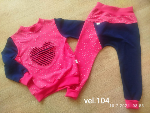 Souprava prostříhané srdce mikina tepláky tepláková souprava 