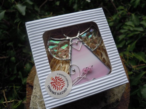 Andílek mrňousek růžový s krabičkou dárek sklo anděl ochránce vitráž andělský strážce vitráž tiffany ochraňovat 