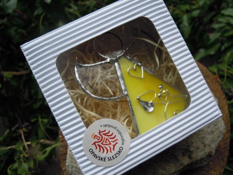 Andílek mrňousek žlutý s krabičkou dárek sklo anděl ochránce vitráž andělský strážce vitráž tiffany ochraňovat 