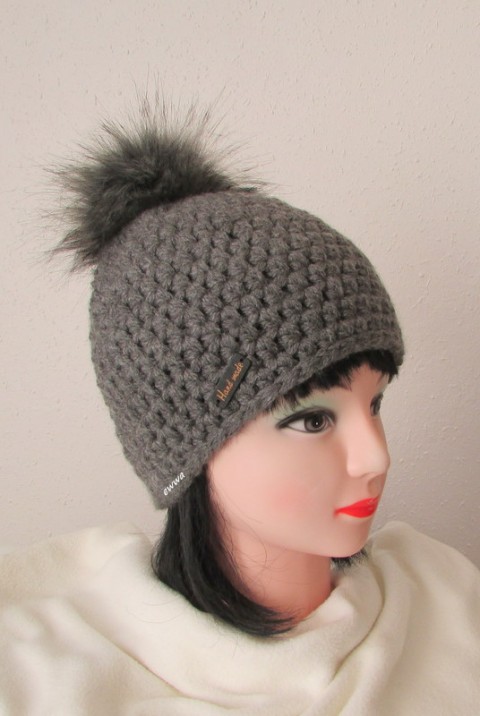 Čepka tmavěšedá zima čepice dívčí šedá dámská zimní háčkované aplikace teplá bambule handmade hřejivá hučka crochet pro ženy tmavěšedá pompom beanie 