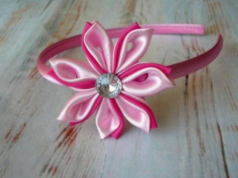 Růžová čelenka s růžovou květinou. růžová holčička dívčí barevná ozdoba čelenka rekvizita pink mašlička tyrkys smetanová mentol čokoláda čelenka pro holčičku vlasová ozdůbka 