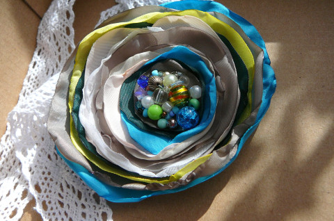 Lehoučká brož. brož šperk lososová béžová smetanová vintage styl opalovaná capučinová capučino 