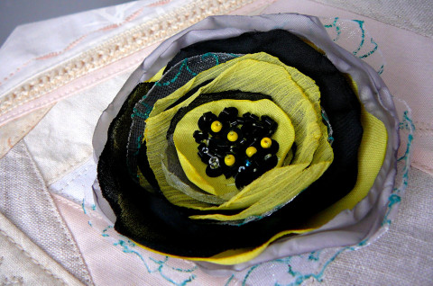 Brožka včelka. brož šperk lososová béžová smetanová vintage styl opalovaná capučinová capučino 