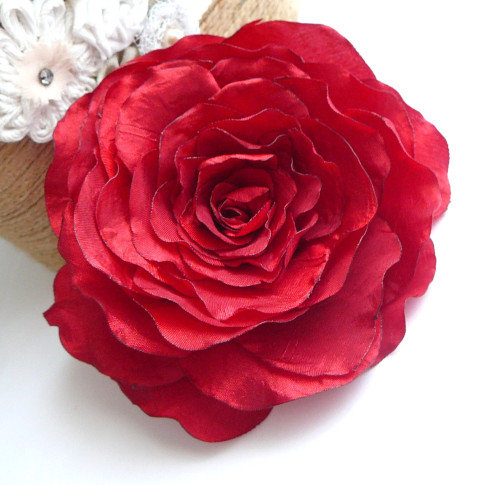 Lehoučká vínová růže. červená brož šperk růže 