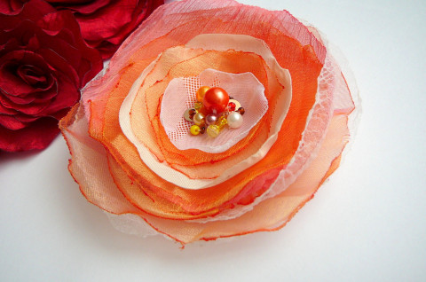 Brožka v oranžových barvách. brož šperk lososová béžová smetanová vintage styl opalovaná capučinová capučino 