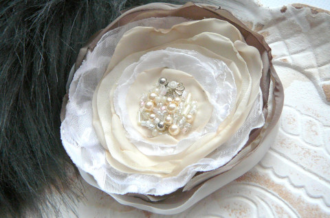 Lehká brož. brož šperk lososová béžová smetanová vintage styl opalovaná capučinová capučino 