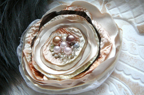 Lehoučká brožka . brož šperk béžová smetanová vintage styl opalovaná capučinová capučino 