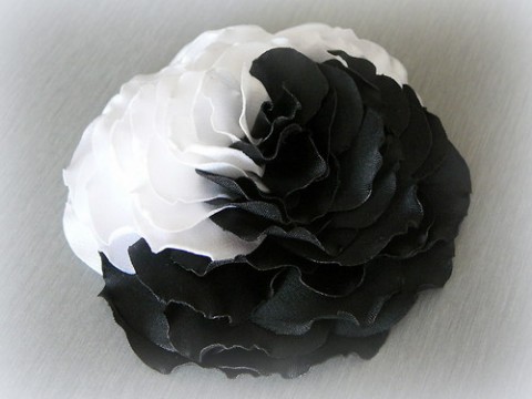 Bíločerná saténová růže. brož šperk spona bílá černá růže černobílá 
