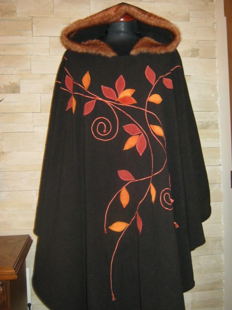 Pončo s kožešinkou a aplikací aplikace pončo kožešinka 