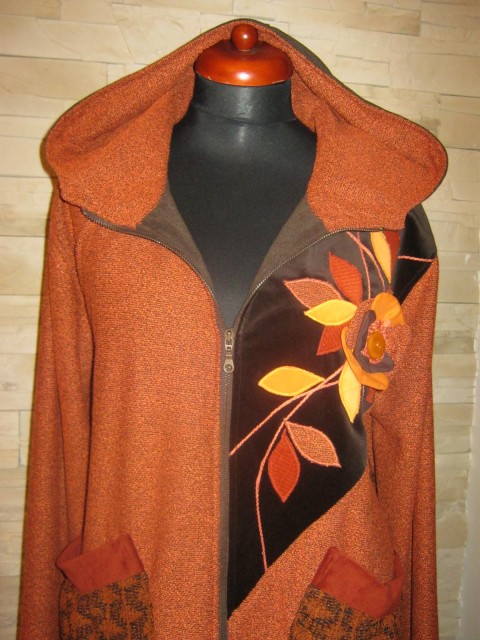 Kabátek-hnědooranžový s broží brož aplikace kabát kabátek 