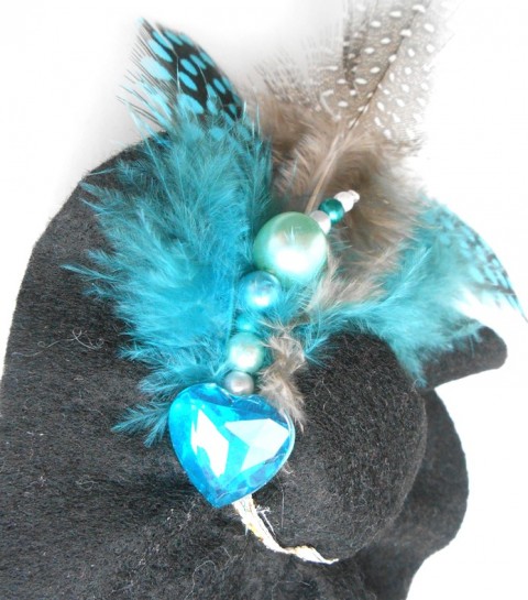 Brož klovouk No. 8- SLEVA z 129,- brož šperk doplněk moderní klobouk perly špendlík peří plsť brožový můstek nadčasový 