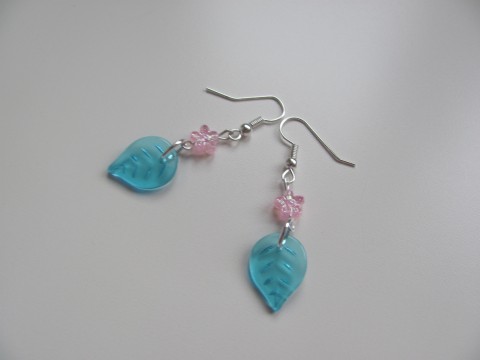 Náušnice modré lístečky, růž. květ. šperky náušnice květinka bižuterie lísteček 