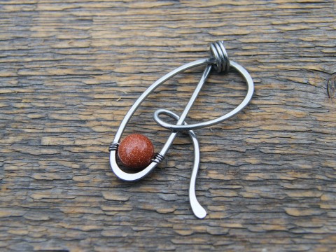 R jako Rita...avanturínový přívěsek přívěsek polodrahokam drát jméno hnědá minerál osteofix chirurgická ocel kulička písmeno avanturín hypoalergenní tepaný aventurín abeceda alergik pro alergiky iniciála alergici zlaté třpytky 