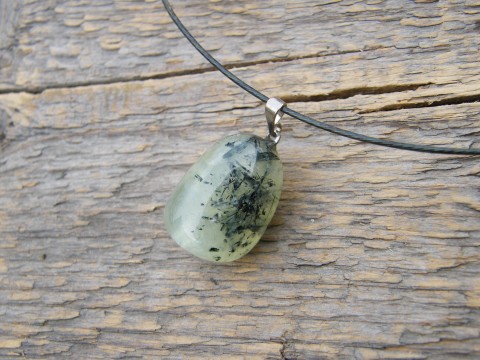 Přívěsek - prehnit s inkluzemi přívěsek polodrahokam zelená elegantní elegance minerál prehnit lanko tmavozelená šedozelená světle zelená 