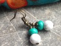 Náušnice s tyrkysem a howlitem