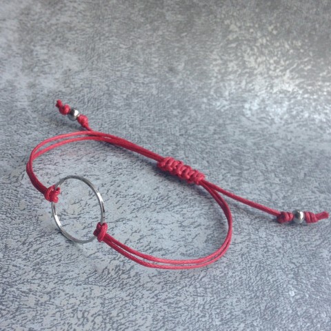 Červený náramek s kruhem kruh náramek symbol ochránce šňůrka karma kaballah 