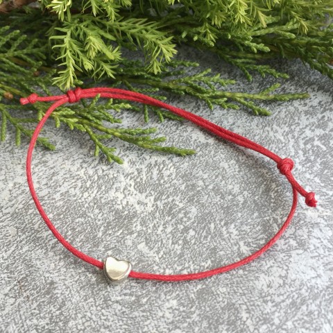Červený náramek se srdíčkem srdíčko voskovaná šňůrka ochranný kabbalah 