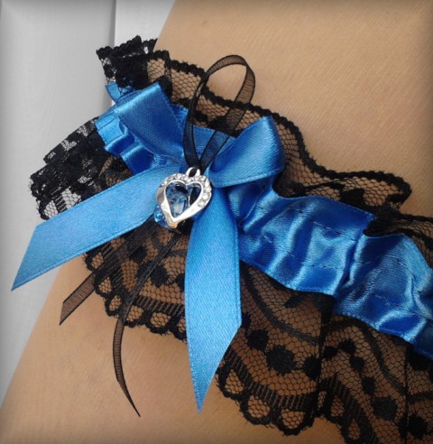 MODRÉ SRDÍČKO červená šperk modrý dárek květina modrá elegantní bílá dáreček láska černá růže květ svatba ozdoba kytička krajka nohy červený bižuterie sexy bílý svatební romantický štras dárkový nevěsta ženich noha folklór folklórní tmavě modrá závoj wedding podvazek hody zvyky hochzeit svatební šaty kroj podvazkový pás zvyk 