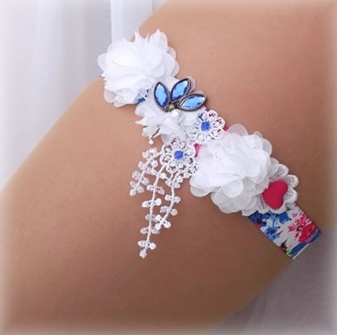 KVĚTINOVÝ  PODVAZEK ČELENKA srdce modrý dárek květina modrá srdíčko elegantní bílá láska svatba čelenka kytička krajka nohy sexy bílý svatební štěstí romantický tyrkysový štras dárkový nevěsta ženich závoj wedding podvazek zvyky hochzeit svatební šaty štrasový podvazkový 