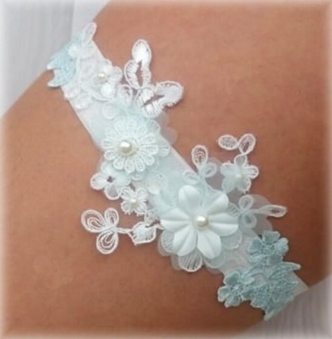 PODVAZEK krajkový srdce modrý dárek květina modrá srdíčko elegantní bílá láska růže svatba kytička krajka nohy sexy bílý svatební štěstí růžička romantický štras dárkový nevěsta ženich závoj wedding pás podvazek zvyky hochzeit svatební šaty štrasový podvazkový 