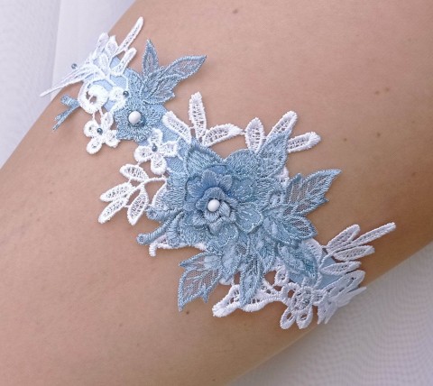 Podvazek svatební srdce modrý dárek květina modrá srdíčko elegantní bílá láska růže svatba kytička krajka nohy sexy bílý svatební štěstí růžička romantický štras dárkový nevěsta ženich závoj wedding pás podvazek zvyky hochzeit svatební šaty štrasový podvazkový 